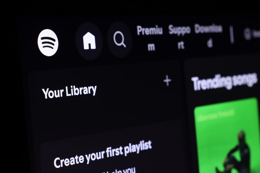 Logo di Spotify su sfondo colorato