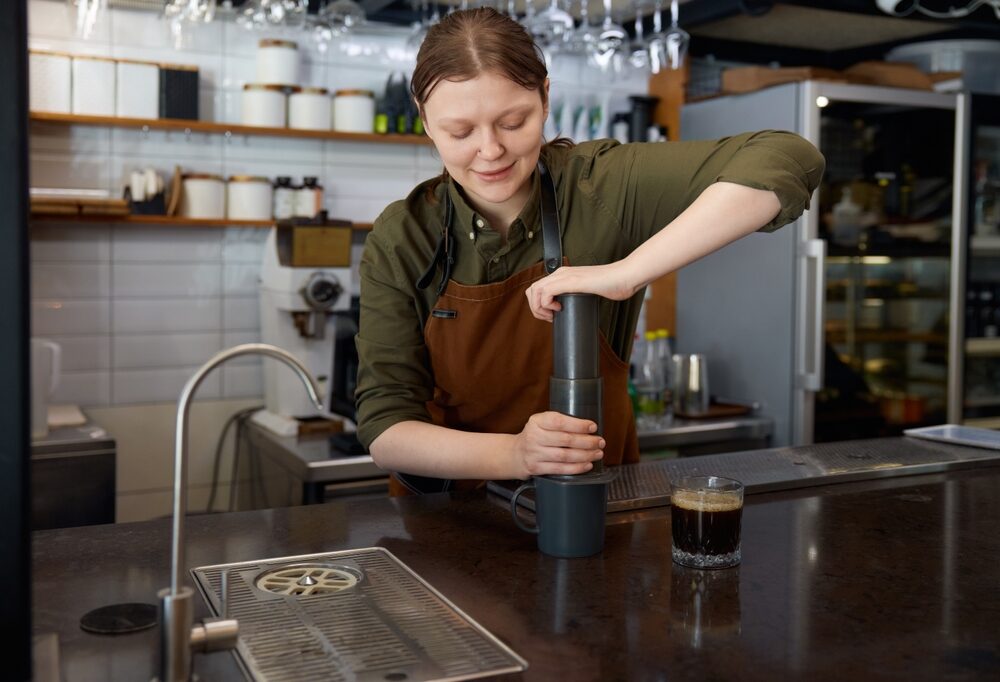 AeroPress Premium Walnut Brewer e macinacaffè manuale