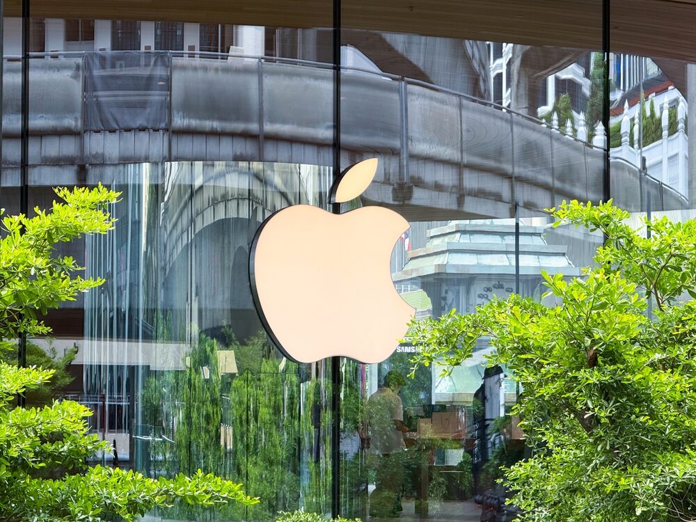 Logo Apple con sfondo tecnologico
