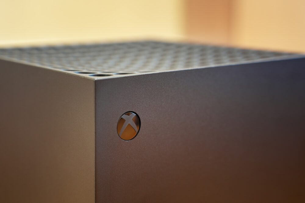 Logo di Microsoft con sfondo videoludico